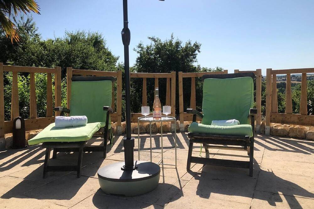 Beautiful chambre d'hote in a bucolic setting with private terrace & heated pool in Auzay, Fontenay-le-Comte
