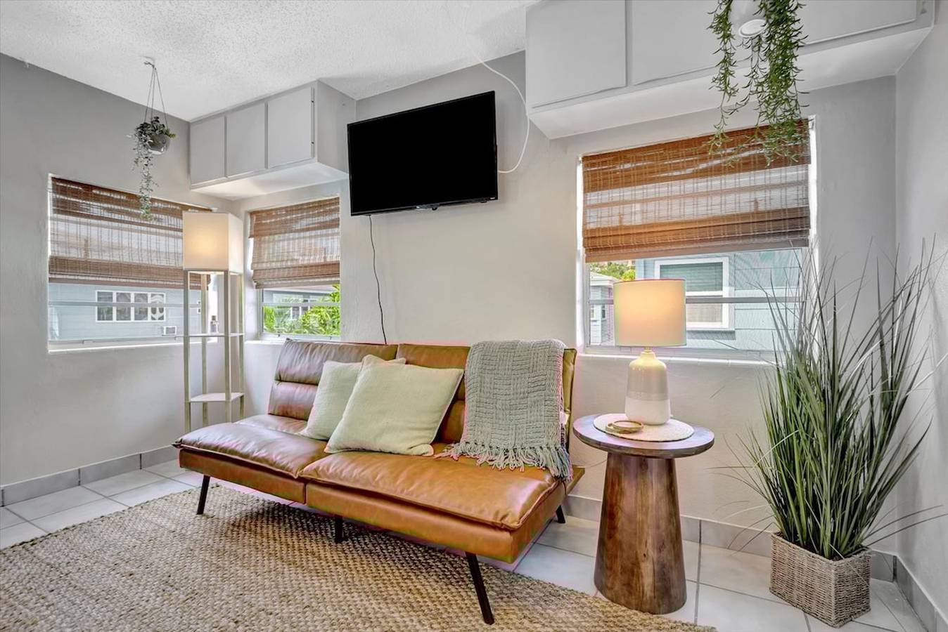 Estudio entero, Corner Balcony Suite across from beach   htd pool in Clearwater Beach, Clearwater