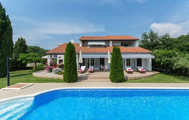 Ferienhaus für 8 Personen, mit Balkon/Terrasse und Pool in Nova Vas