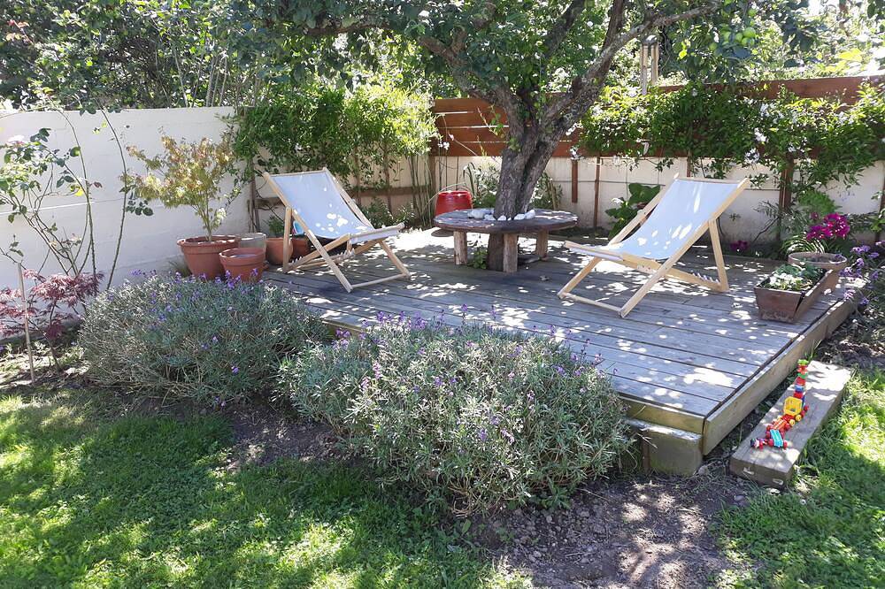 A 5-minute walk from the beaches and a historic city, our house and the cat! in Port-Louis, Côte des Mégalithes