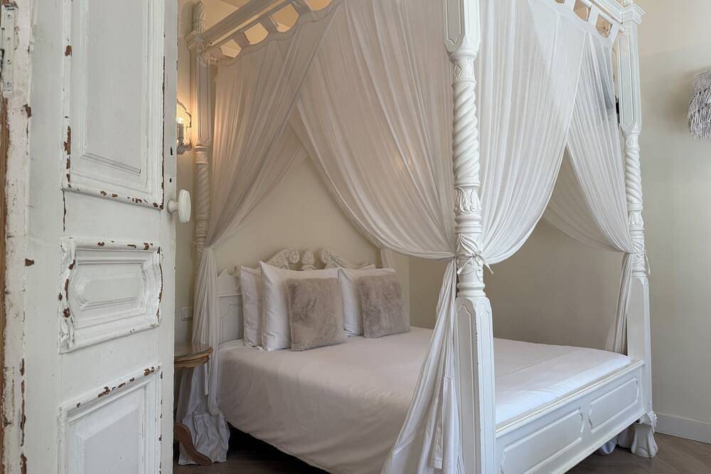 Romantic Suite with Private Veranda in Historic Canalside House at Vondelpark in Amsterdam Oud-Zuid, Côte hollandaise