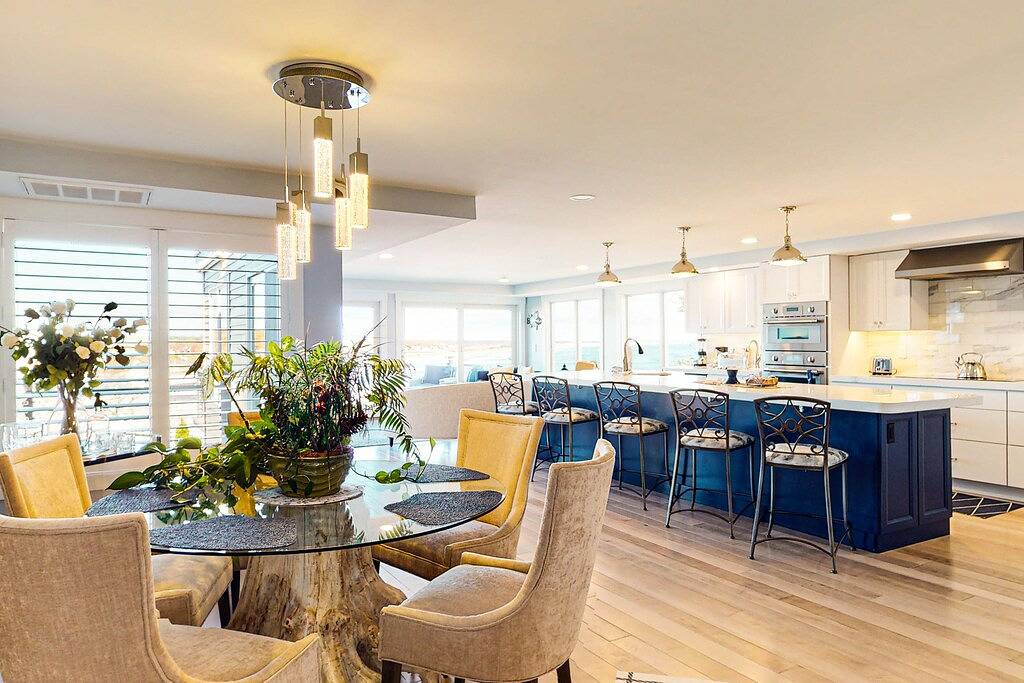 Stunning & luxurious ocean-view home with balcony & W/D in Ogunquit, York County