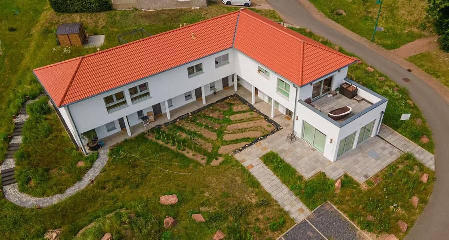 Ferienhaus für 3 Personen, mit Balkon und Terrasse sowie Garten und Ausblick in Hentern