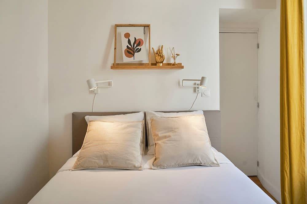 Entire apartment, Equipped 1-bedroom apartment with terrace in Lille, Lille region