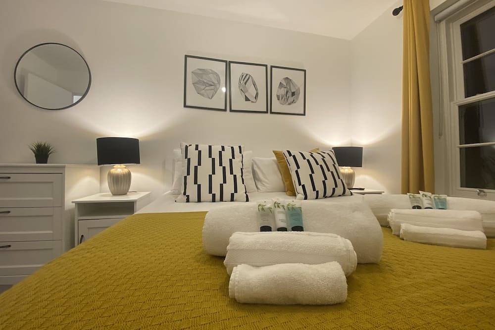 A stroll to Ringwood, near to New Forest & South Coast Beaches. Private Parking in Ringwood, Hampshire