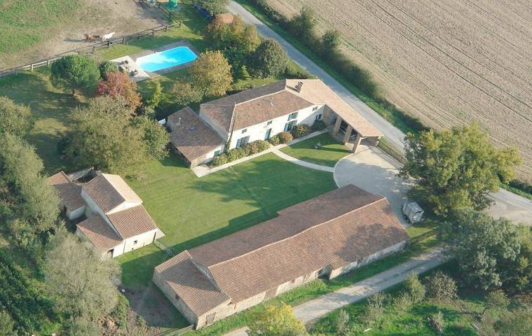 Location de vacances pour 5 personnes, avec Terrasse et Jardin ainsi que Piscine et Vue dans Essarts-en-Bocage