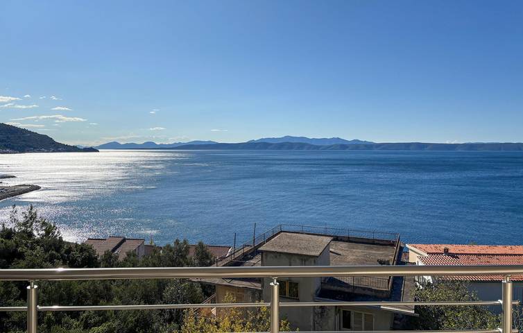 Apartamento vacacional entero, Acogedor apartamento con vistas al mar y comodidades modernas en Vodice in Podgora, Rivera de Makarska