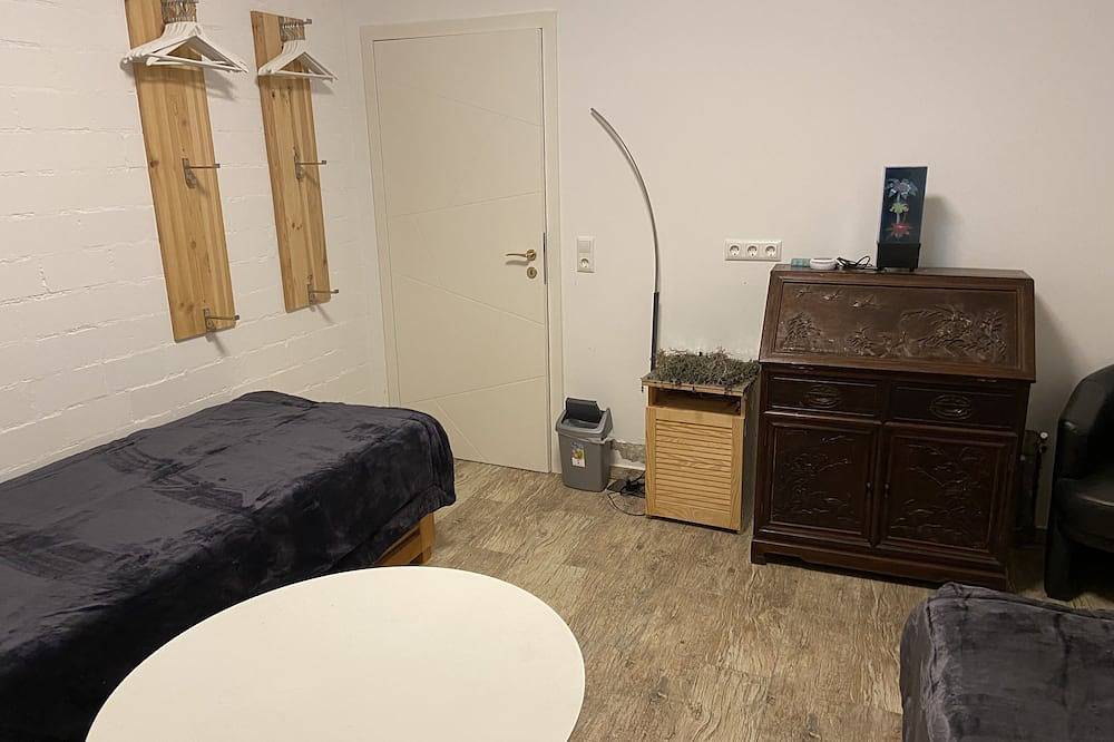 Ganze Wohnung, 4-Zimmerwohnung im 2 Fh 16 km v. Berlin Alexanderplatz, 3 Doppelbettz. Wohnküche in Ahrensfelde, Barnimerland Region