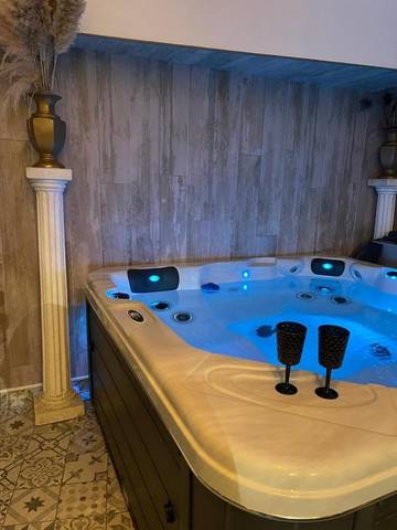Gîte pour 6 personnes, avec jardin et jacuzzi, adapté aux familles à Grand-Laviers