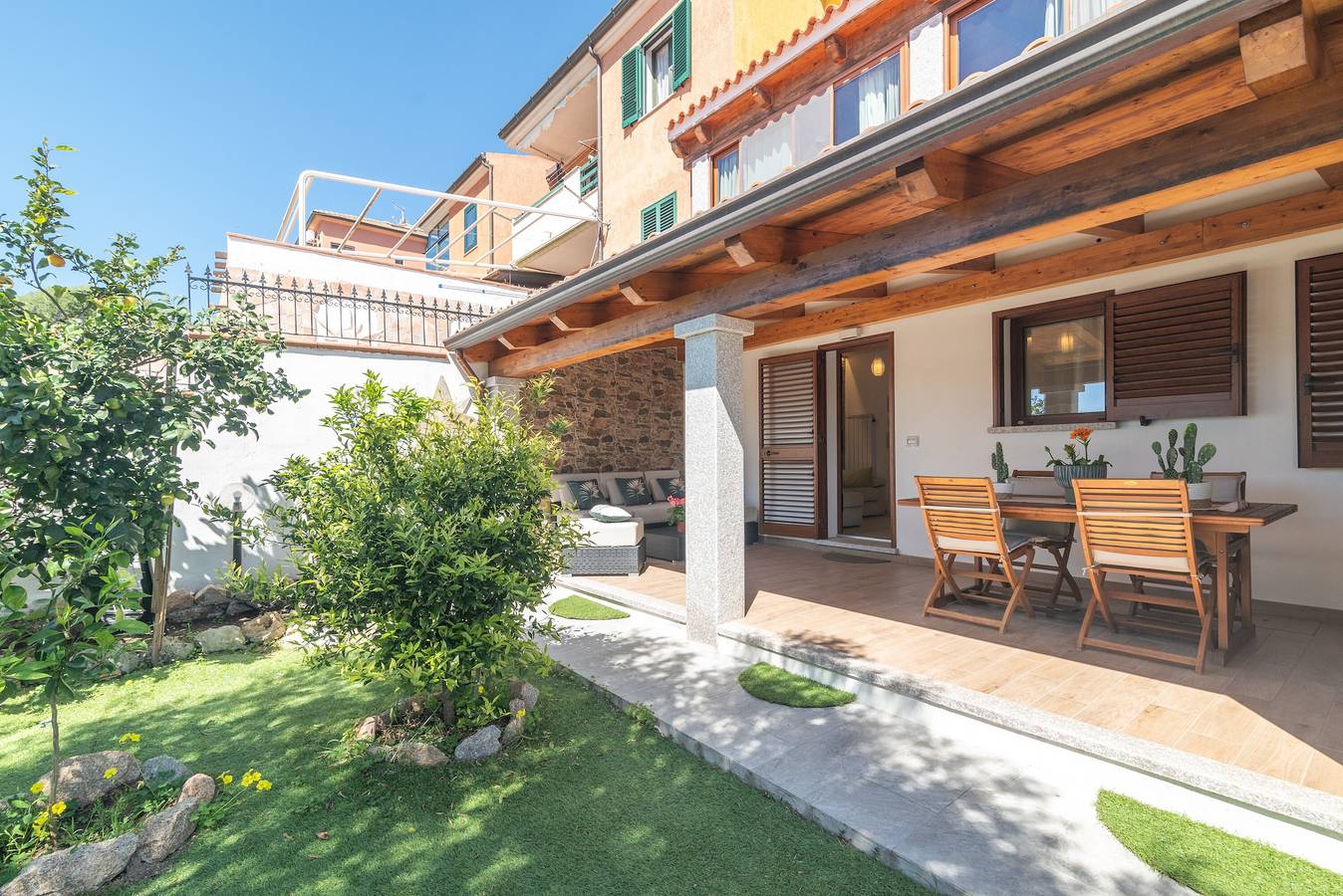 Apartamento entero, Apartamento 'Trilo Nina' con terraza privada, jardín privado y aire acondicionado in Santa Teresa di Gallura, Santa Teresa Gallura (Municipality)