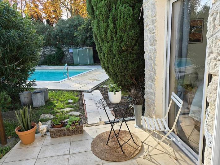 Location de vacances pour 2 personnes, avec vue ainsi que piscine et terrasse à Mornas