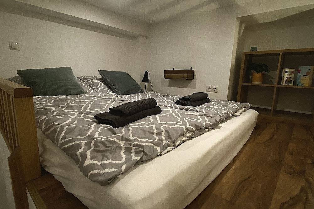 Ganze Wohnung, 118 m² Altbau, 10 Minuten vom Stadtzentrum entfernt in Wien, Wienerwald