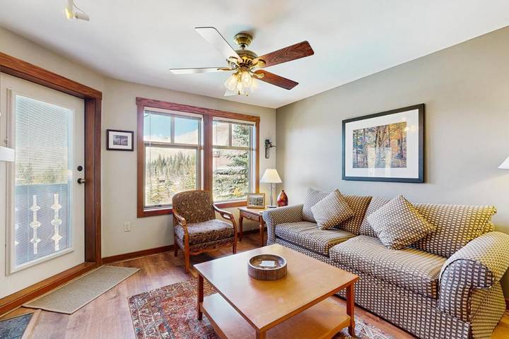 Location de vacances pour 6 personnes, avec terrasse et sauna ainsi que piscine et vue à Solitude