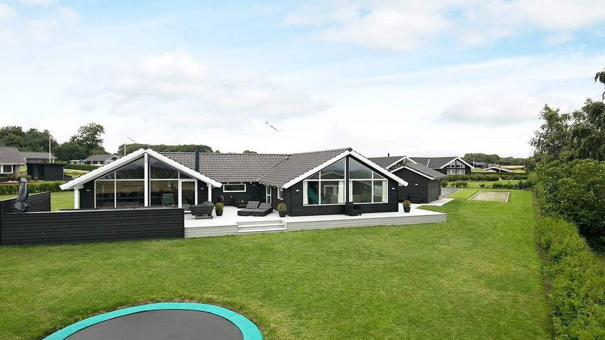 Ferieudlejning for 15 personer, med terrasse og jacuzzi såvel som pool og sauna i Fåborg