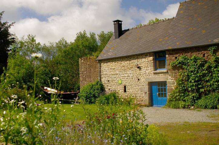 Gîte pour 3 personnes, avec Terrasse ainsi que Jardin et Vue à Saint-Broladre