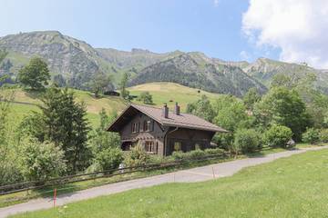 Cottage pour 8 personnes, avec balcon et jardin, adapté aux familles à Château-d' Œx