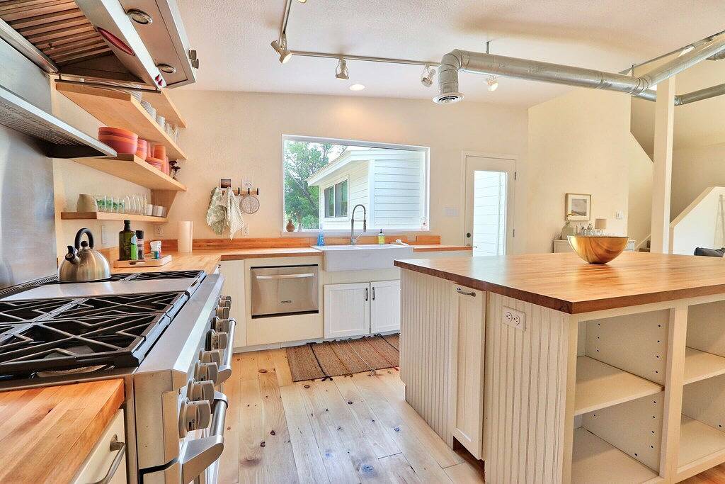 Restful Retreat- Stylish 4 Bedroom Oasis in Hays County