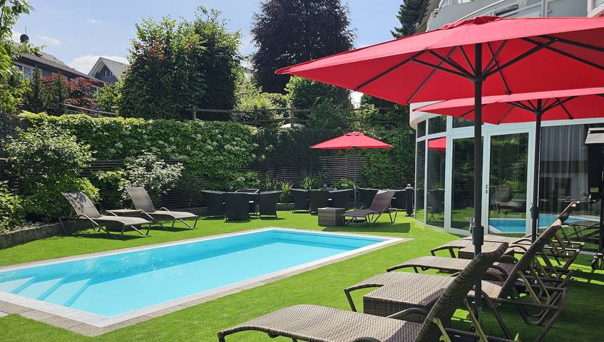 Hotel, mit Balkon und Terrasse sowie Pool und Sauna