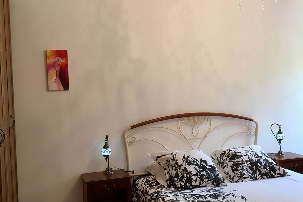 Villa avec piscine privée et vue sur les collines. in Marseille, Région de Marseille