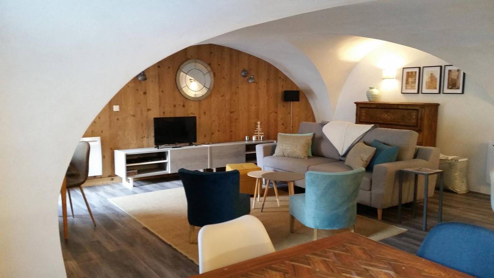 Appartement entier, Appartement vouté avec deux chambres et terrasse ensoleillée in Briançon, Serre Chevalier