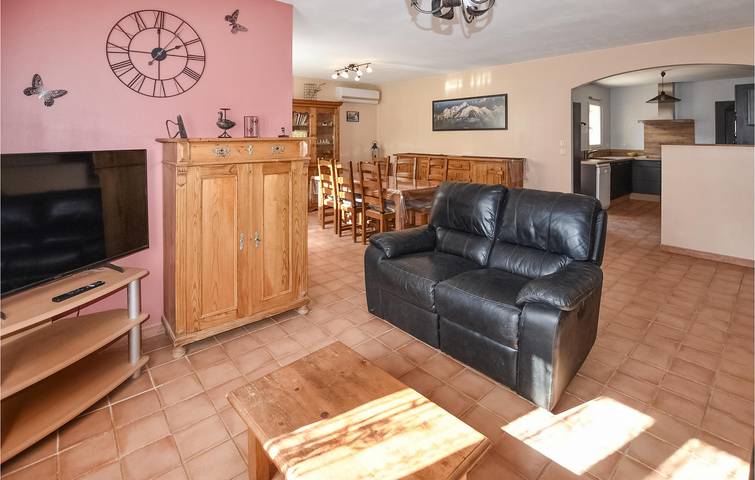 Acogedor apartamento de 140 m2 con aire acondicionado, aparcamiento, jardín y WiFi in Mazan, Parque natural regional del Mont Ventoux