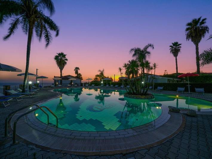 Apartahotel para 6 personas, con vistas además de piscina y jardín en Calabria