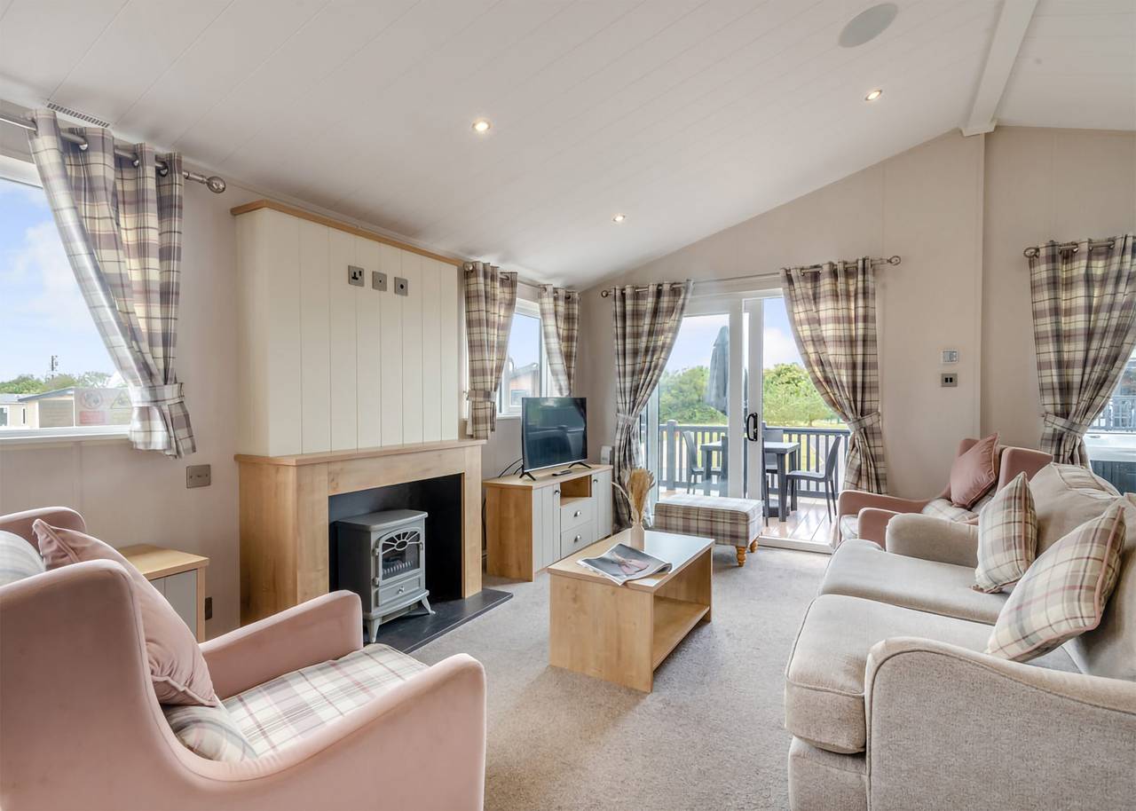 Deluxe Lodge with parking, ensuite & decking in Nairn, Highlands