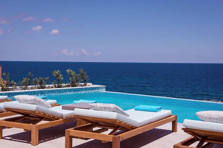 Villa for 14 people, with garden and hot tub as well as sauna in Crete