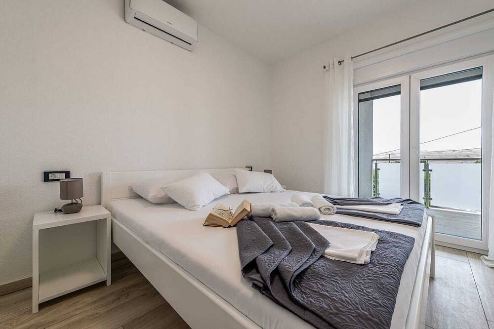 Cijeli apartman, Villa 80m from the beach with the big pool in garden in Karlobag, Velebit Nature Park
