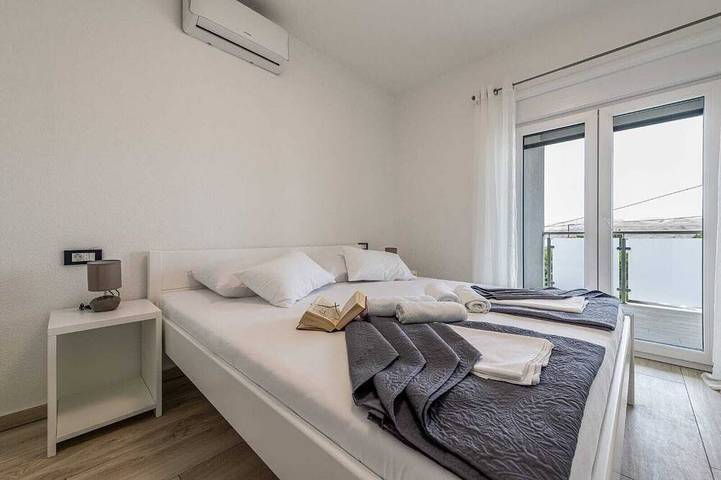 Ferienwohnung für 6 Personen, mit Terrasse und Garten in Karlobag - 2