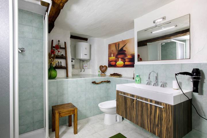 Entire studio, Studio 'Nel Cuore Della Via Francigena' with Mountain View and Private Garden in Quart, Wallisian Alps