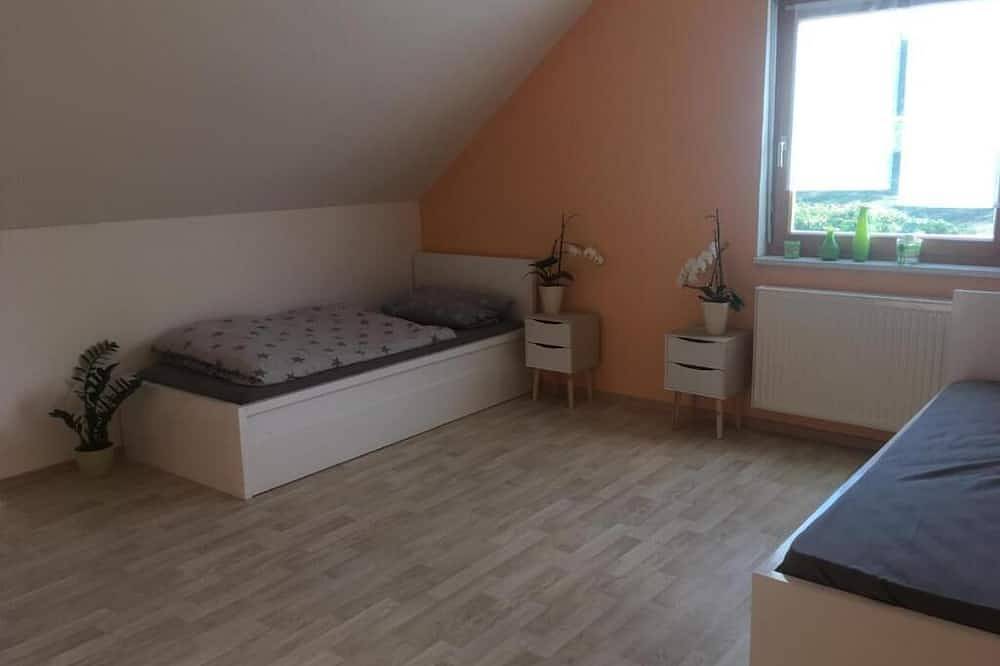 4-bedroom house with sun terrace and garden in Bavaria, Wifi, free parking in Bruck i.d.OPf., Ostbayern