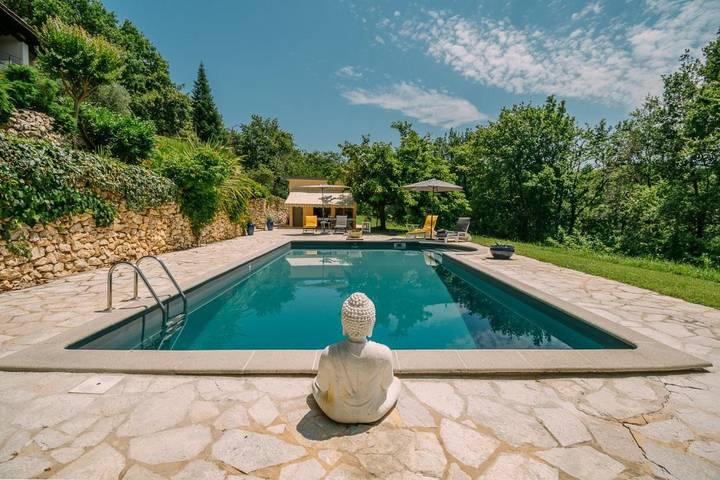 Gîte pour 4 personnes, avec piscine ainsi que jardin et vue à Laujuzan