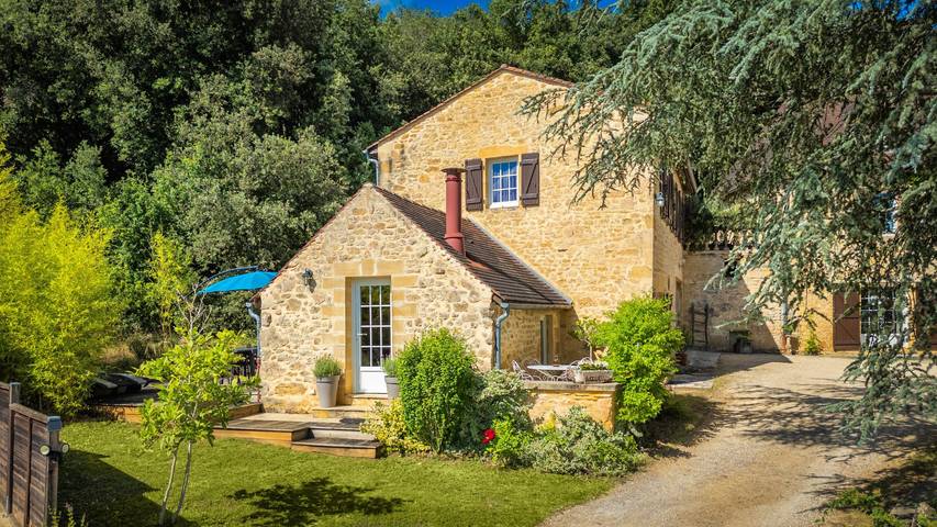 Gîte pour 4 personnes, avec Jacuzzi et Terrasse ainsi que Jardin et Piscine