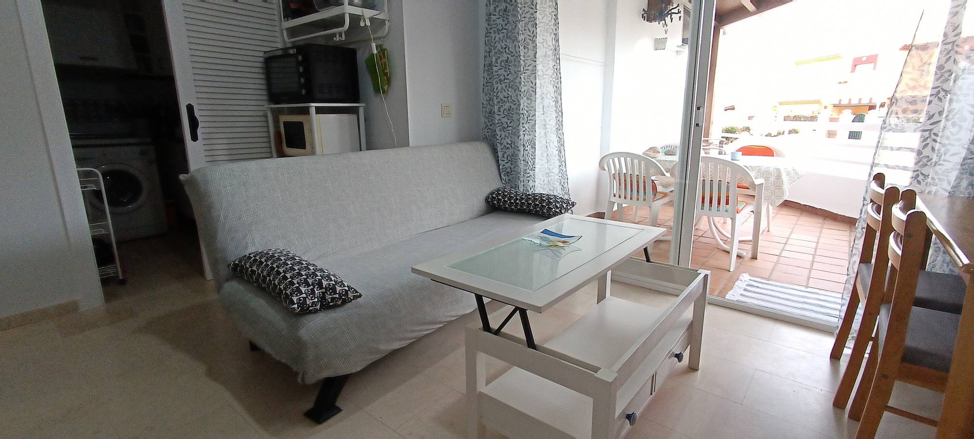 Entire apartment, Apartment 'Brisa Y Mar' with Shared Pool, Private Terrace and Wi-Fi in Calahonda, Costa Tropical