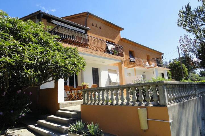 Appartement de vacances pour 8 personnes, avec Balcon ainsi que Jardin et Piscine