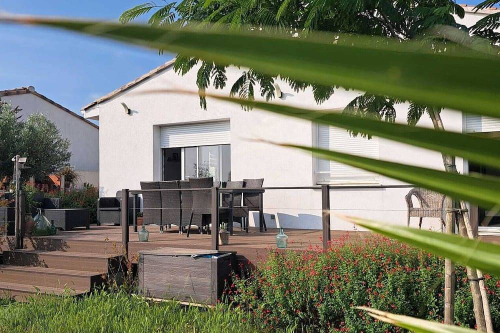 Single-storey detached house with unobstructed view, garden and above-ground pool in Montagnac, Mittelmeerküste (Frankreich)