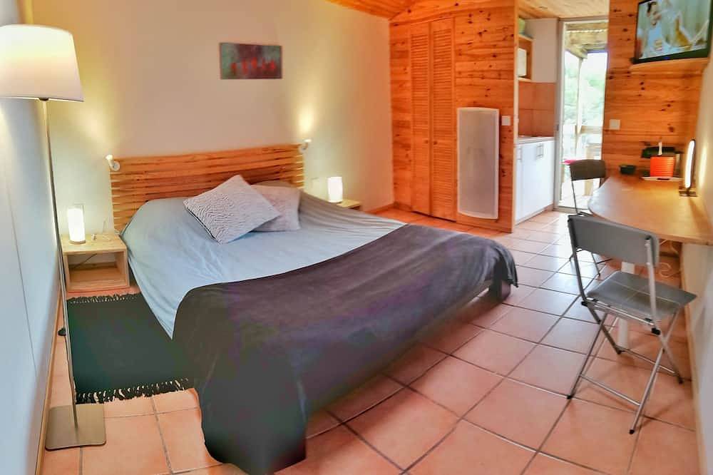 Entire apartment, Gîte \"Jali\" on property facing Lac du Salagou in Liausson, Lodève region