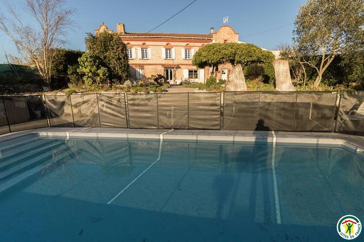 Gîte pour 12 personnes, avec terrasse et jardin ainsi que sauna et piscine
