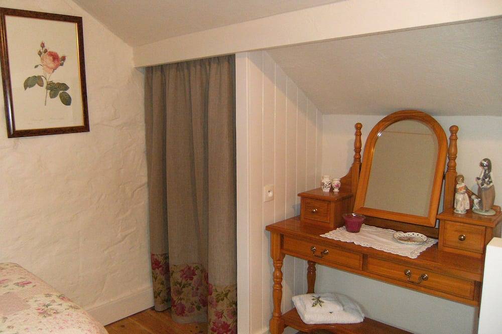 Appartement entier, Cottage Jasmine- In A Garden Setting With Views Over The Rooftops Of Dinan in Dinan, Région de Dinan
