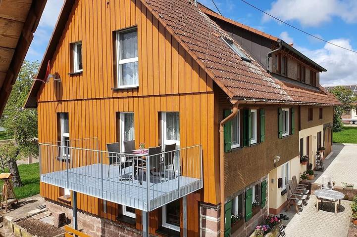 Ferienwohnung für 4 Personen, mit Garten und Balkon, mit Haustier