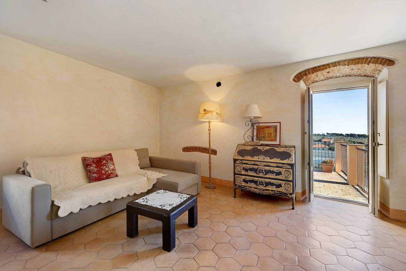 Entire apartment, Apartment "Residenza Stoechas" with Sea View, Wi-Fi, Garden & Terrace in Campochiesa, Albenga