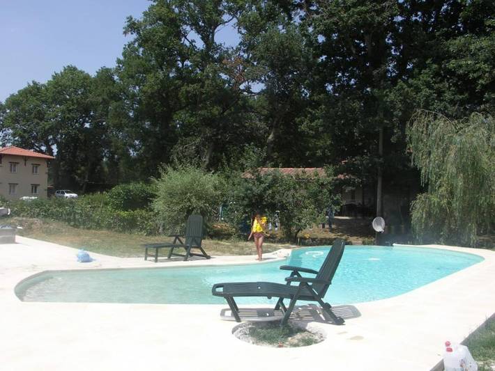 Location de vacances pour 4 personnes, avec piscine et jardin à Benquet
