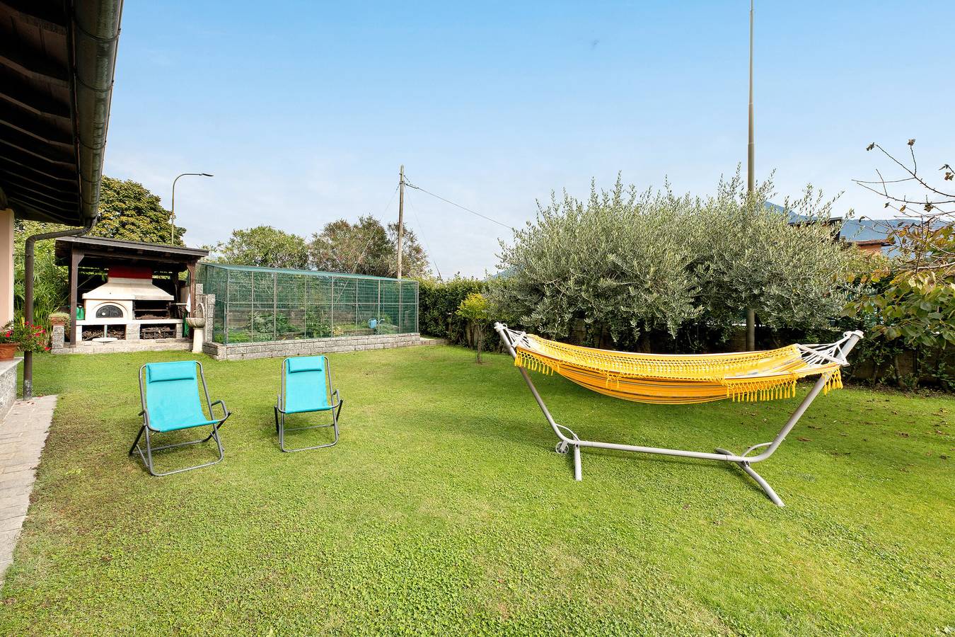 Apartamento entero, Apartamento 'Lago' con vistas a la montaña, terraza privada y Wi-Fi in Dongo, Lago de Como