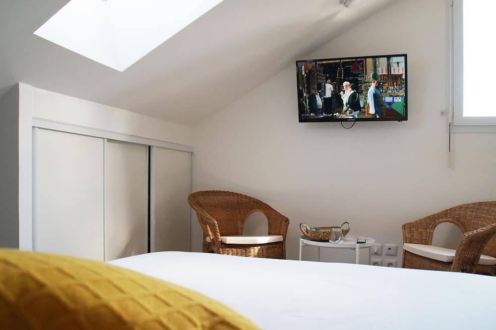Entire apartment, Studio-Comfort-Private Bathroom-Garden View in La Roche-sur-Yon, Loire Valley
