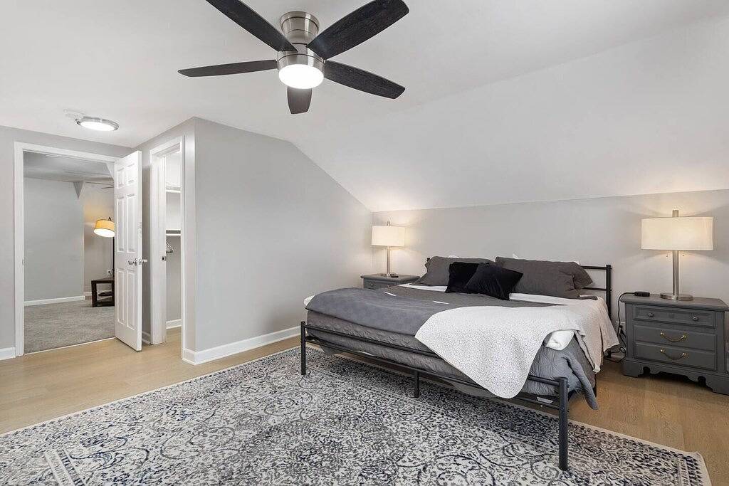 Ganze Wohnung, Prime Location! 2Br, King Bed w/ Laundry in Macomb County