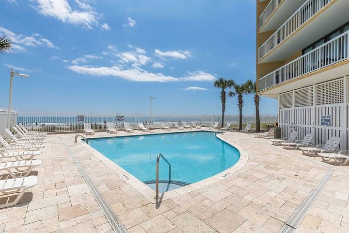 Vacation rental for 8 people, with pool in Folly Beach
