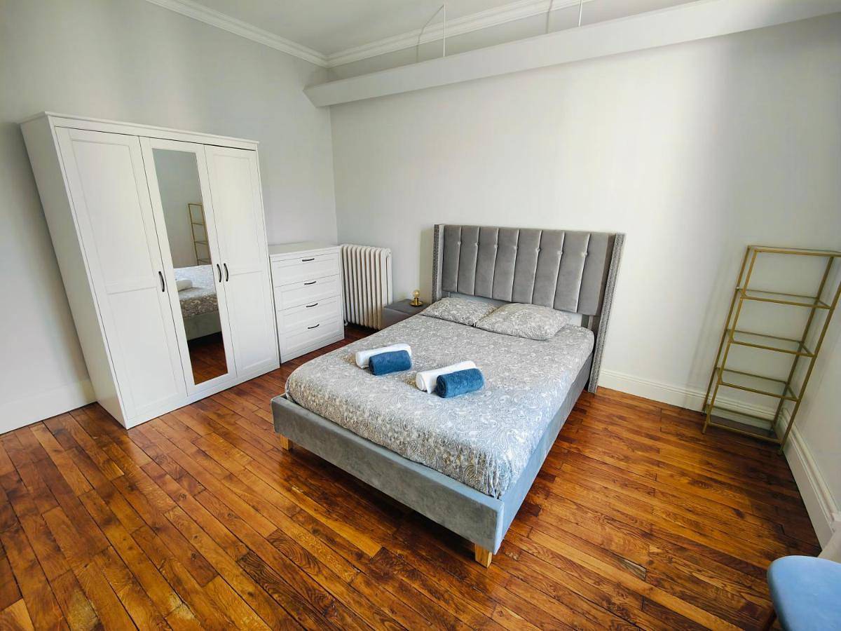 Appartement de vacances entier, Double Room with Private Bathroom in Saint-Romain-en-Gal, Lyon et ses environs