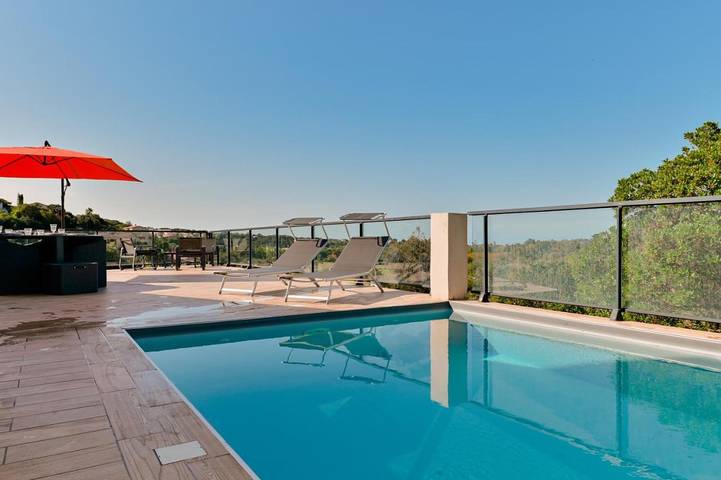 Villa pour 8 personnes, avec jardin ainsi que vue et piscine, animaux acceptés