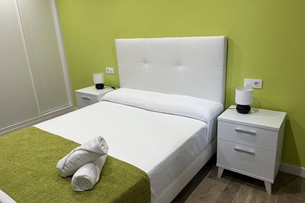 En el Centro del Pueblo. Esta Decorada en Estilo Moderno y es Totalmente Nueva in Mombeltrán, Valle del Tiétar